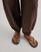 Nelly - Ruskea - Slim Flip Flop