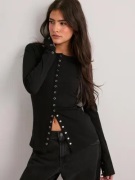 Nelly - Musta - Front Button LS Top