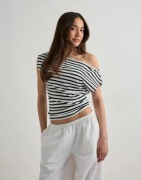 Nelly - Ruutu/Raita - Stripe Shoulder Top