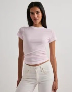 Nelly - Vaaleanpunainen - Double Look Tee